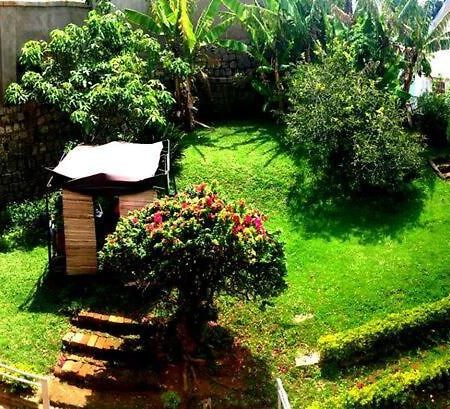 Le Fumoir Guest House Chambre Double Антананариву Екстериор снимка